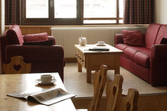 Chalet 2100a dining, Tignes