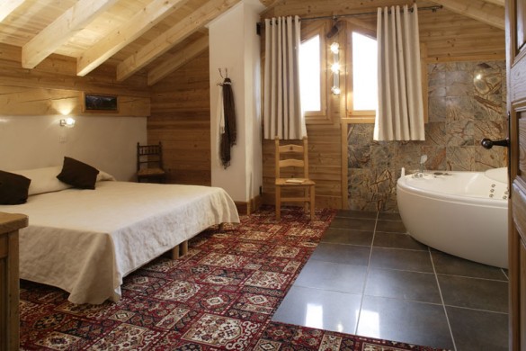 Chalet Laetitia master bed, Meribel