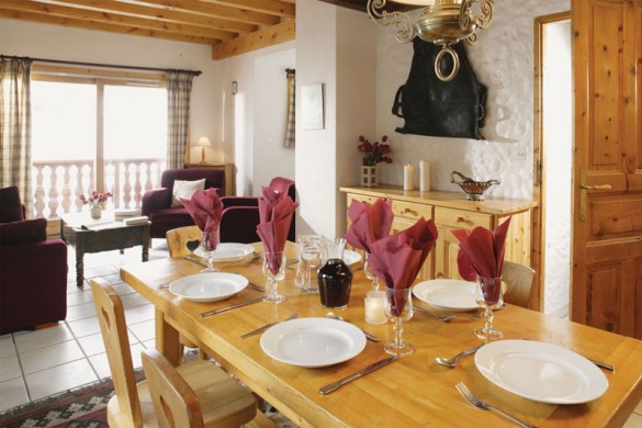 Chalet Leopold dining, Meribel