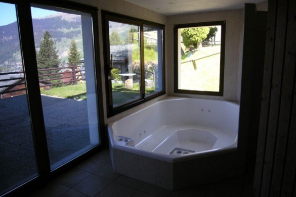 Chalet Quatre Saisons hot tub, Verbier