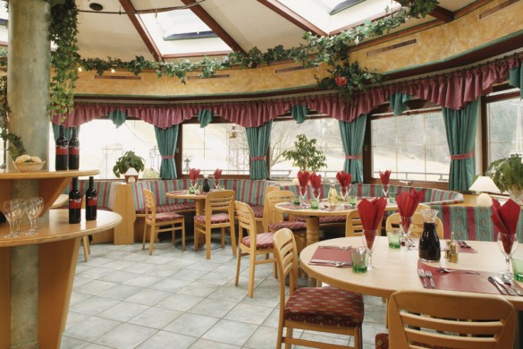 Chalet Stoanerhof dining, Mayrhofen