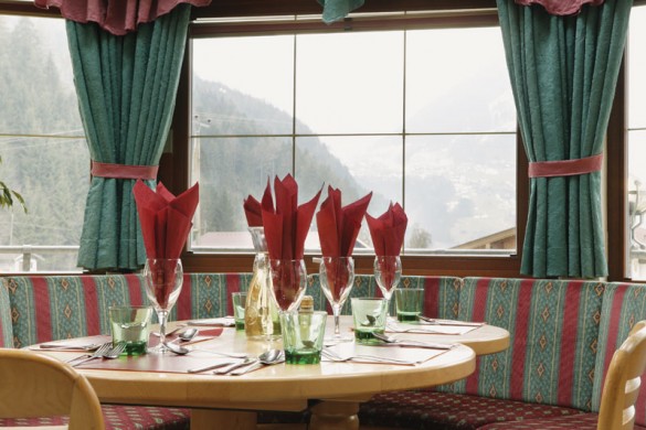 Chalet Stoanerhof table, Mayrhofen
