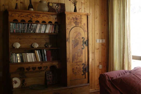 Chalet Val Rogoney bookcase, Val D'Isere