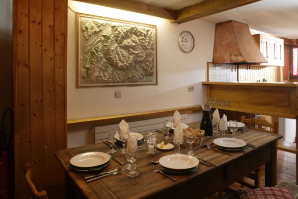 Chalet Val Rogoney dining, Val D'Isere