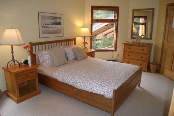 Chalet Whistler Mountain House bed, Whistler
