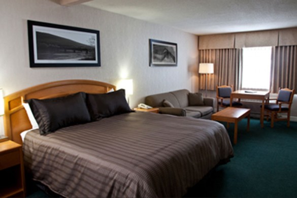 Hotel Sandman Inn, int, bed, Revelstoke