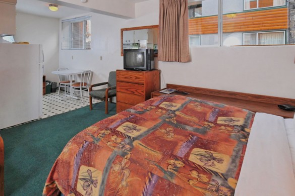 Rundle Manor, bed, Banff & Lake Louise