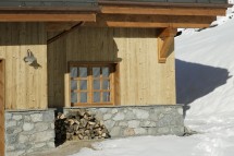 Chalet La Ferme ext logs, Meribel
