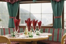 Chalet Stoanerhof table, Mayrhofen