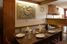 Chalet Val Rogoney dining, Val D'Isere