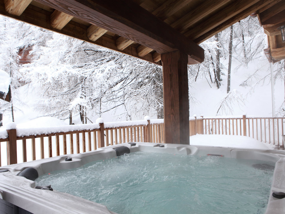 Chalet Madeleine, Val d’Isière - A chalet with a view from the outdoor hot tub