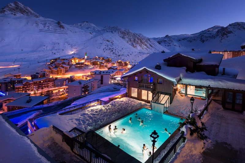 Residence Village Montana exterior night