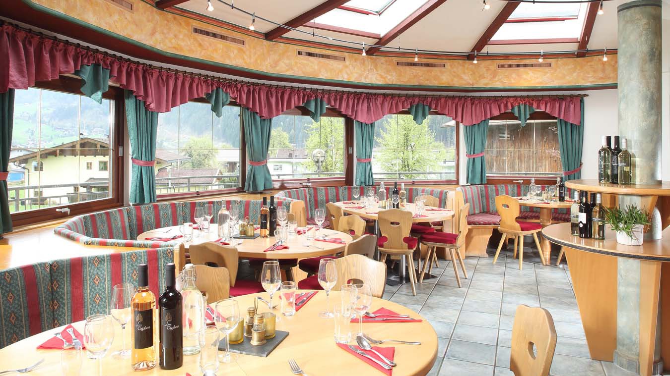 Chalet Stoanerhof, Ski Chalet in Mayrhofen, Dining Room - Day Chalet Stoanerhof, Ski Chalet in Mayrhofen, Dining Room - Day