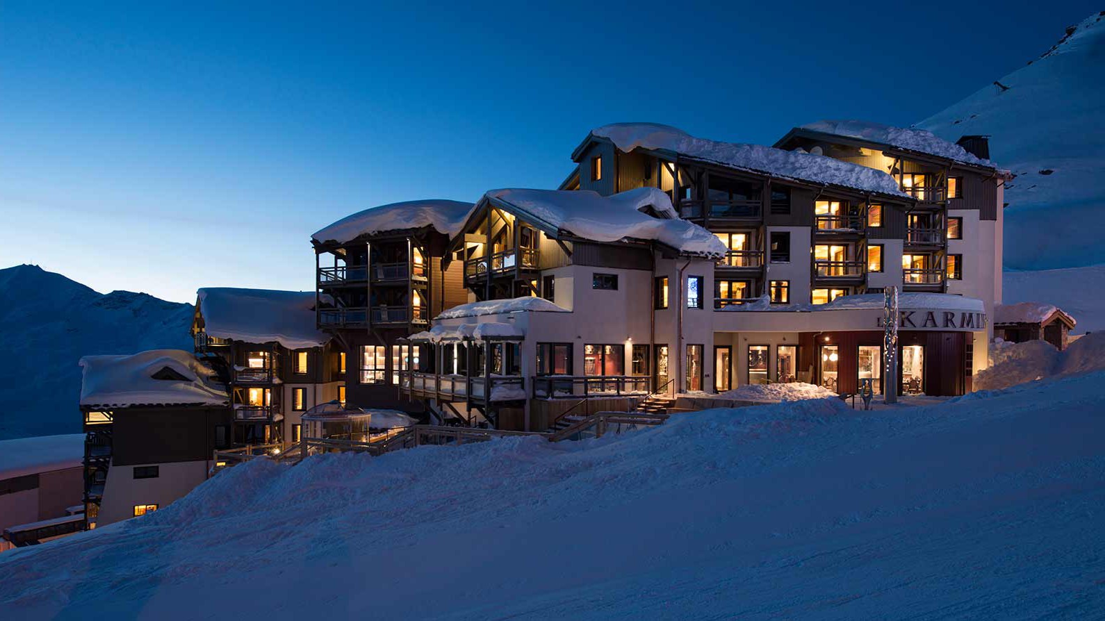 hotel_le_hameau_du_kashmir,_val_thorens_ __exterior_night_13946